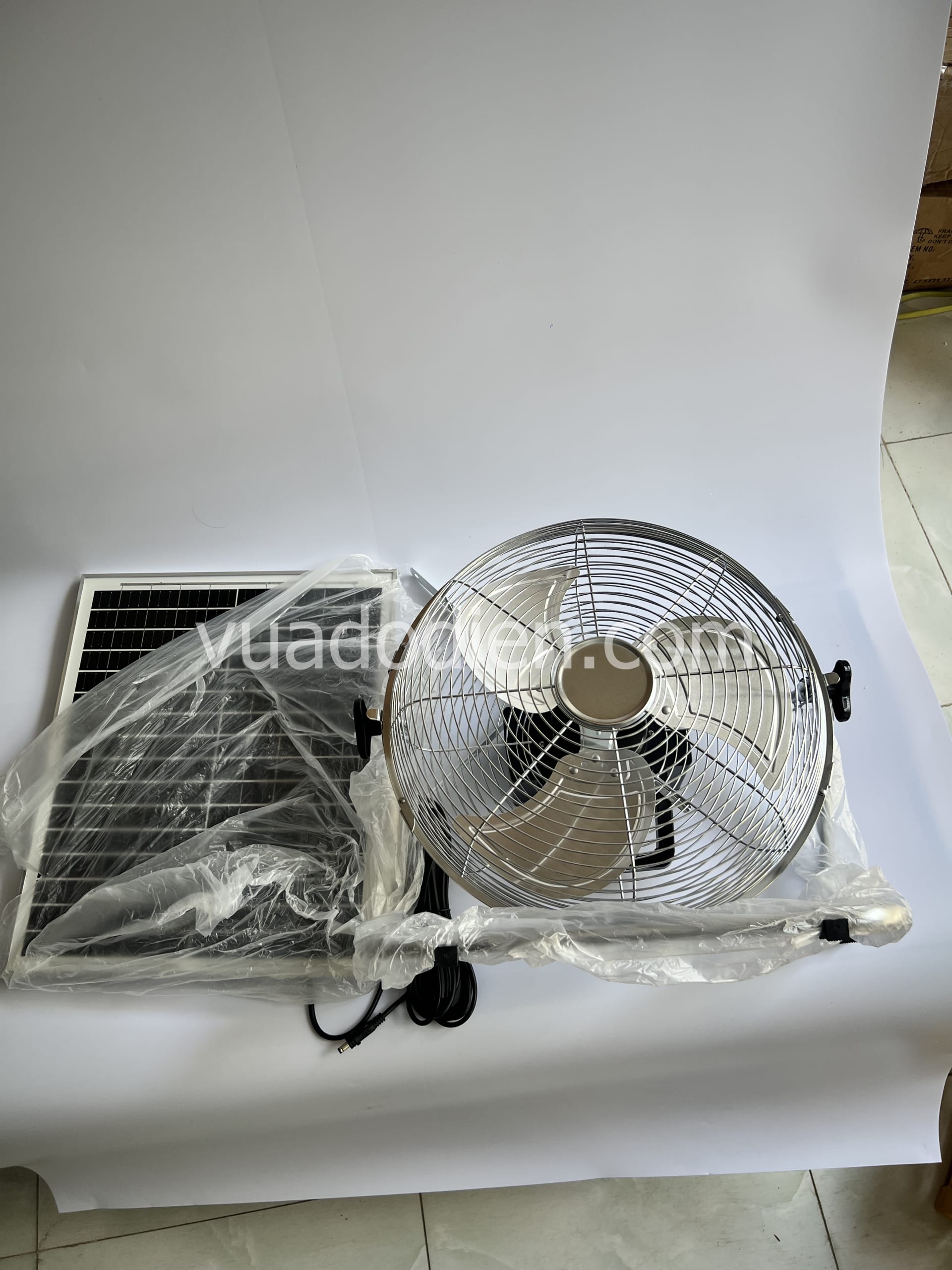 Quạt năng lượng mặt trời tích điện 14 inch xám chân quỳ hiển thị pin lồng cánh sắt 1
