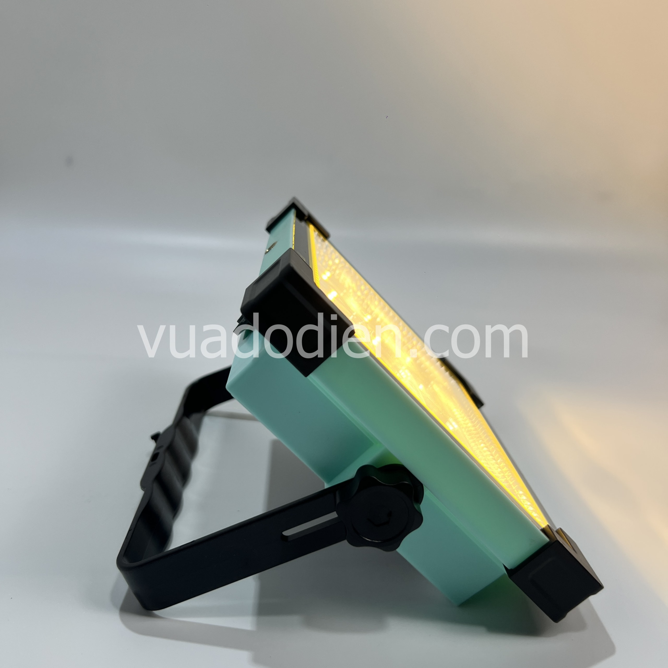 Đèn năng lượng mặt trời liền thể 8913 800W pin trâu dùng 50h 4