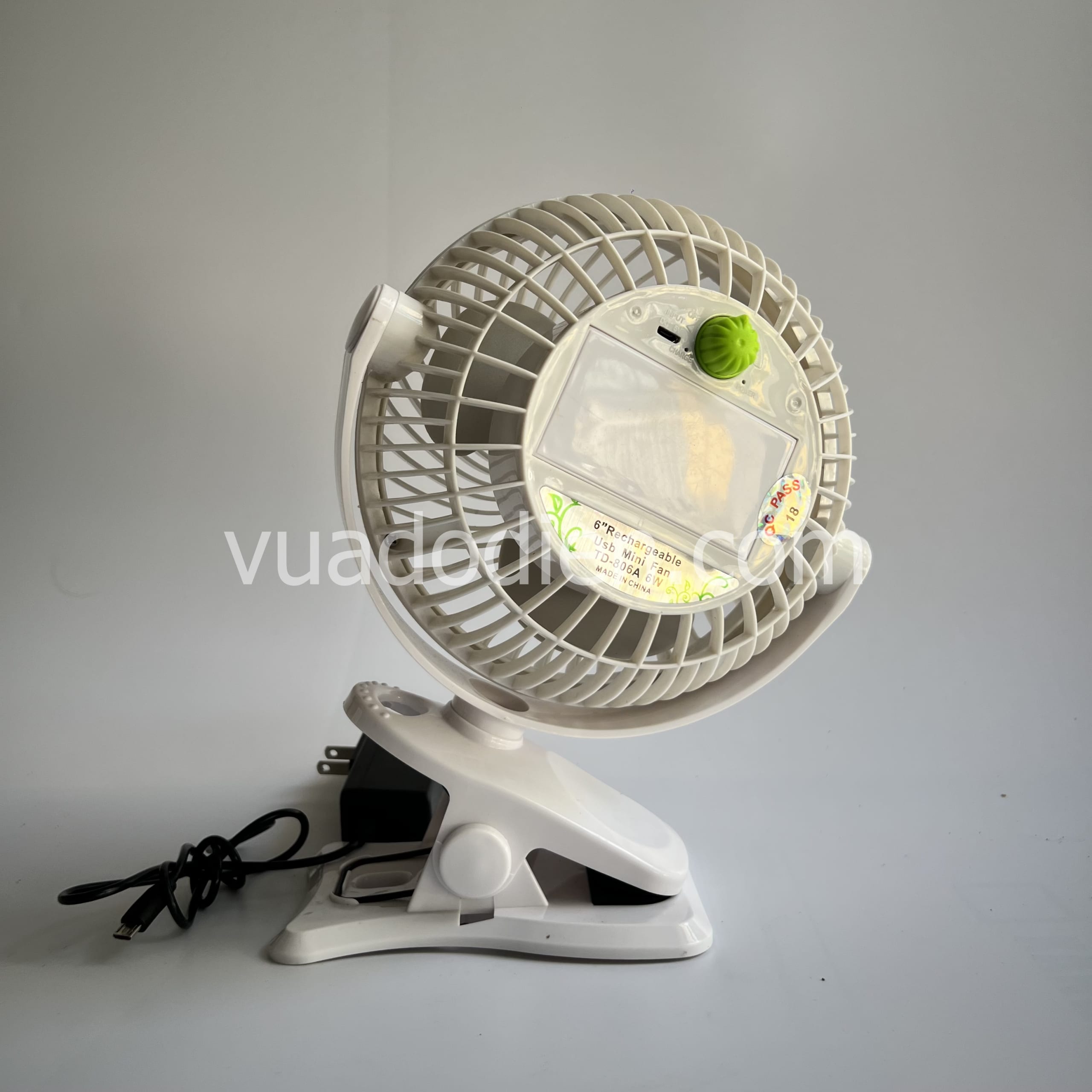 Quạt tích điện Mickey 806 để bàn công sở kẹp xe em bé oto đa năng 2