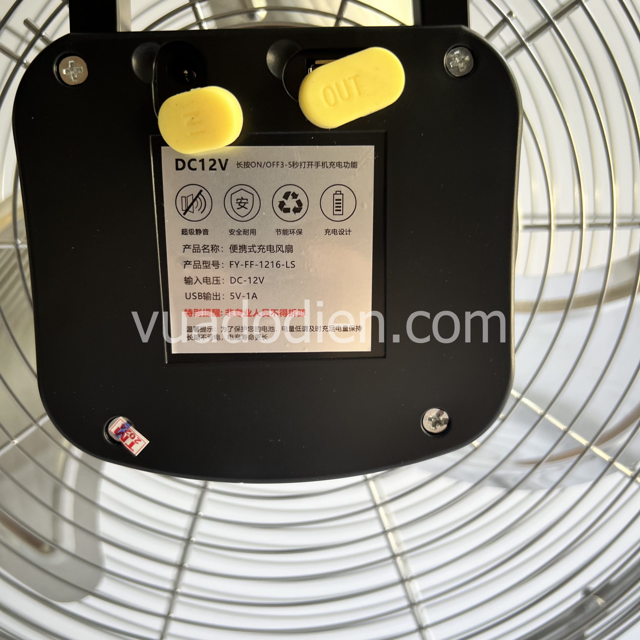 Quạt năng lượng mặt trời tích điện 16 inch xám chân quỳ hiển thị pin lồng cánh sắt 6