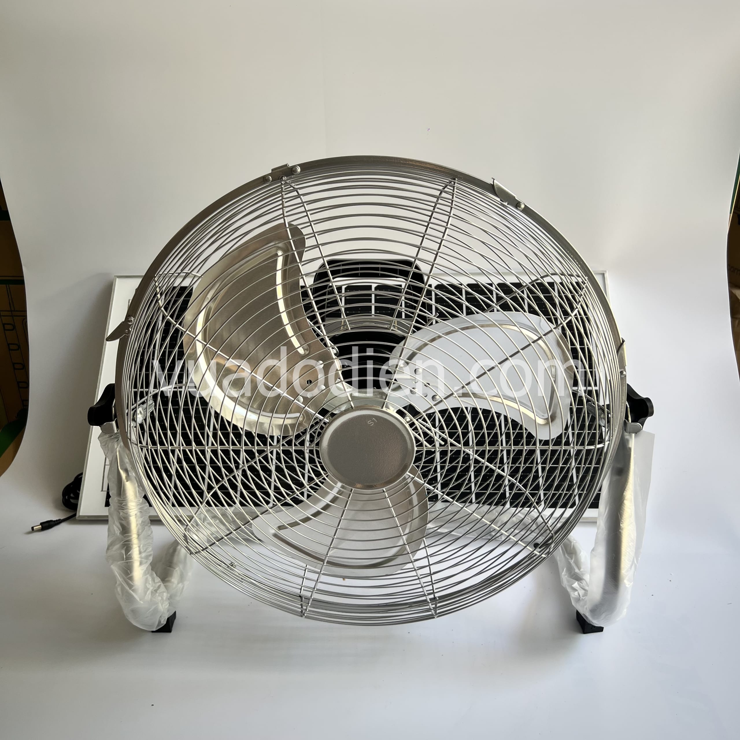 Quạt năng lượng mặt trời tích điện 16 inch xám chân quỳ hiển thị pin lồng cánh sắt (3)_result Quạt năng lượng mặt trời tích điện 16 inch xám chân quỳ hiển thị pin lồng cánh sắt 1