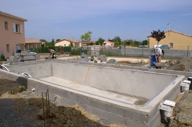Construire une piscine : toutes les obligations légales à connaître