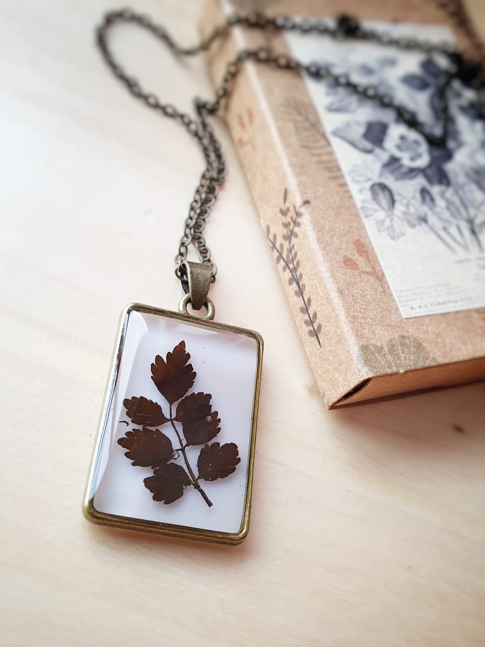Dark leaf