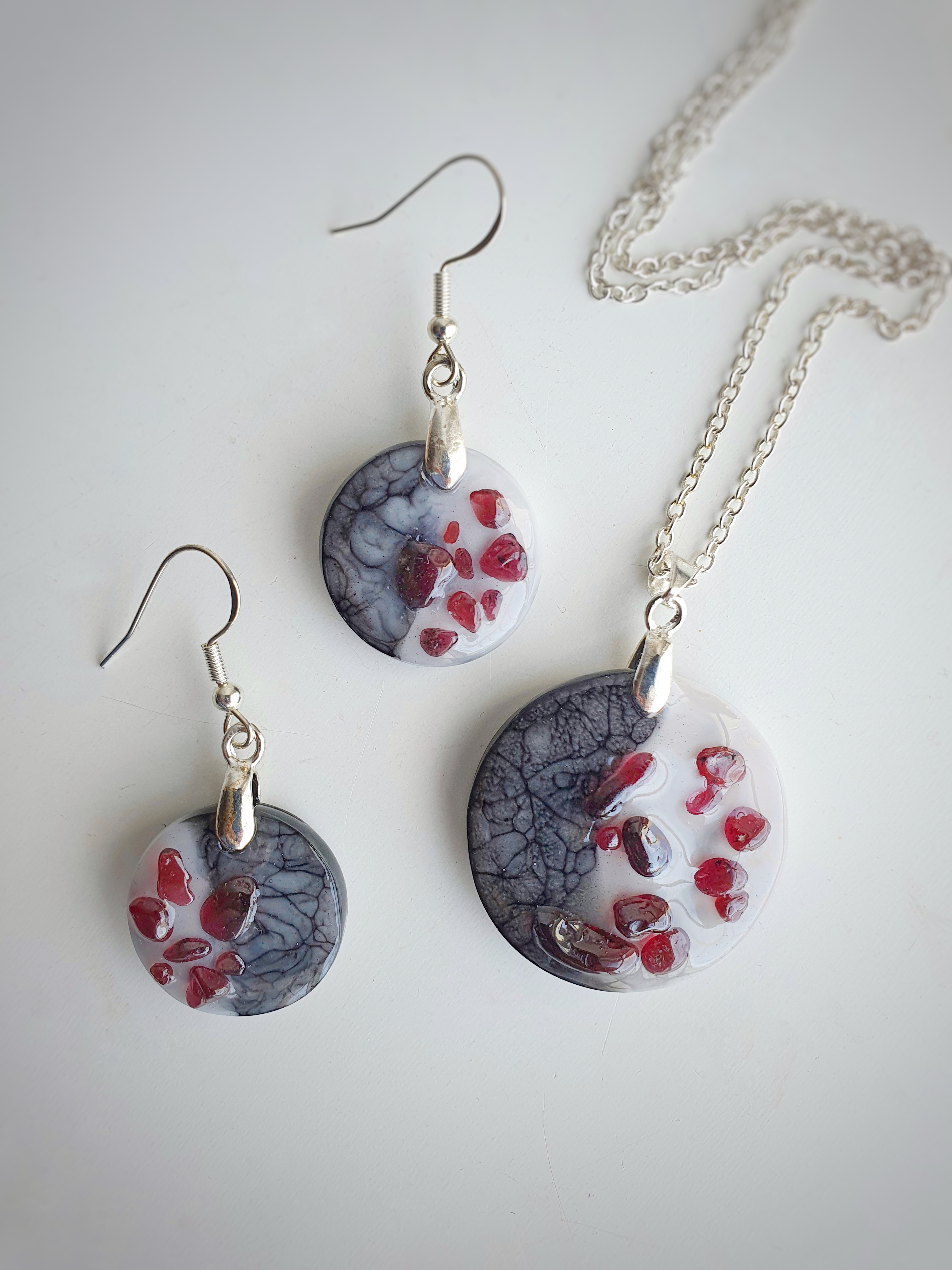 Noir & Whight Garnet