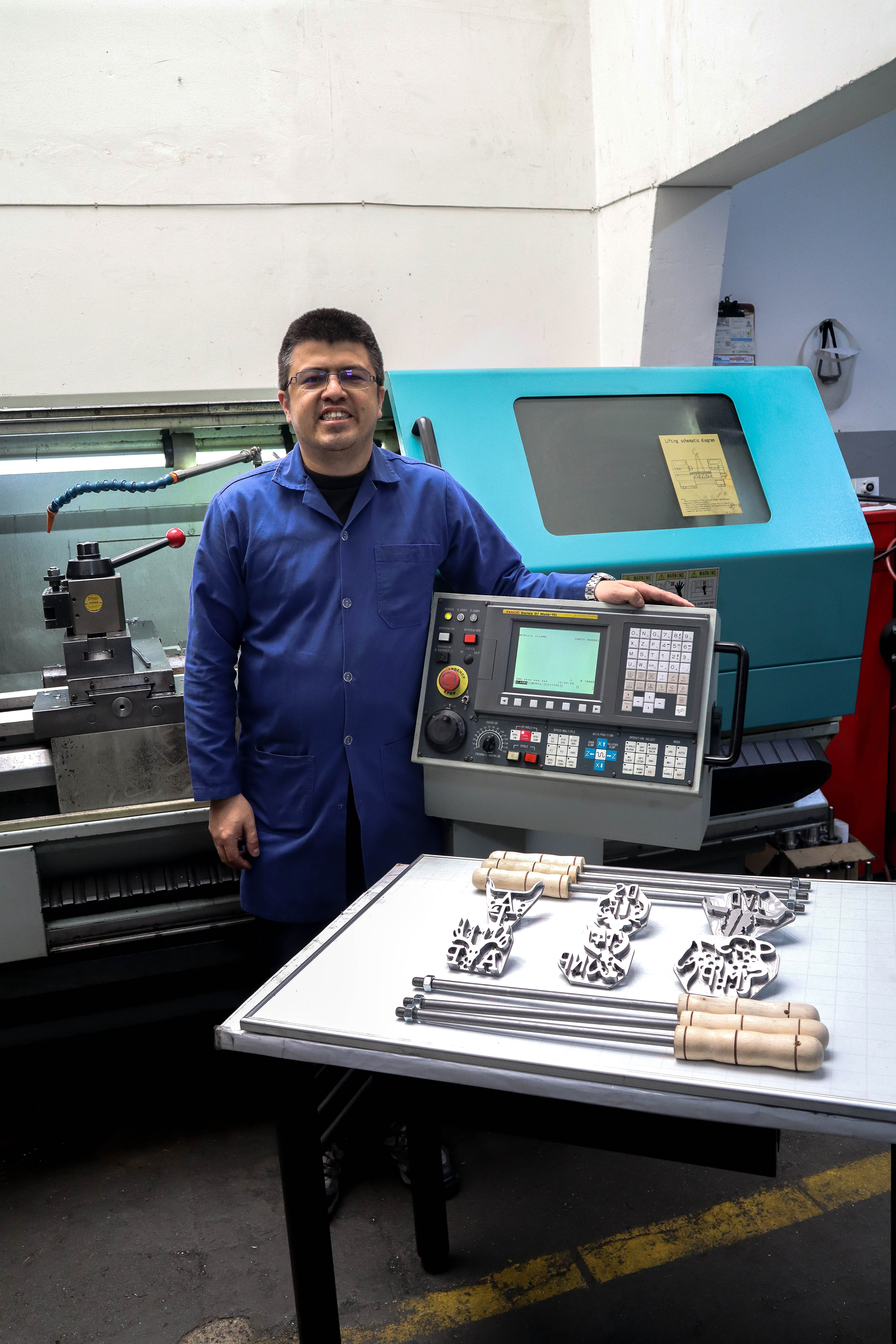 Hierro para marcar ganado mecanizado en acero con su resultado en campo