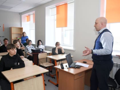 В течении месяца для школьников проводится цикл профориентационных мероприятий