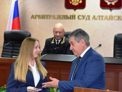 Торжественное вручение удостоверения судьи в Алтайском крае