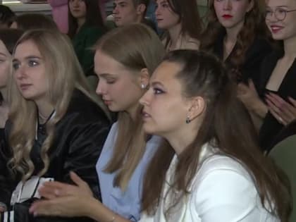 В АГИКе в День знаний вручили студенческие билеты первокурсникам