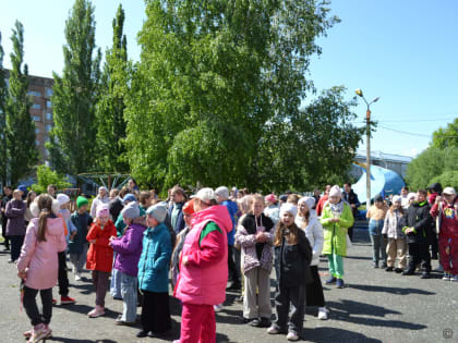 В микрорайоне Новосиликатный общественники поздравили маленьких жителей