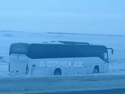 Автобус улетел в кювет на трассе в Алтайском крае