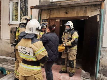 В Бийске четырех человек спасли из пожара в квартире