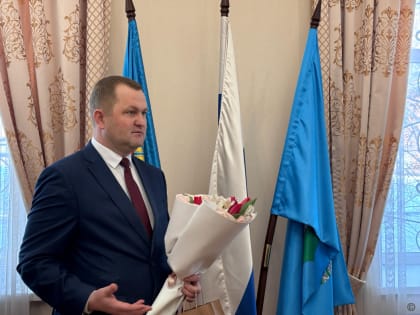 Глава Центрального района Максим Сабына совместно с депутатами поздравил женщин с наступающим Международным женским днём