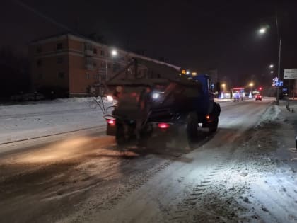 Дороги Барнаула очищают от снега и посыпают реагентами