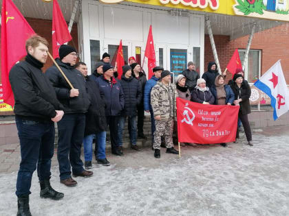 Автопробегом отметили в Барнауле 105-ю годовщину создания Красной Армии