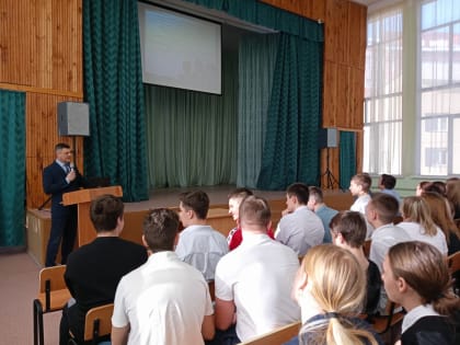 В рамках Месячника молодого избирателя барнаульские депутаты провели встречи со школьниками