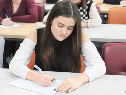 Старшеклассников Барнаула приглашают на бесплатную консультацию по подготовке к ЕГЭ по литературе