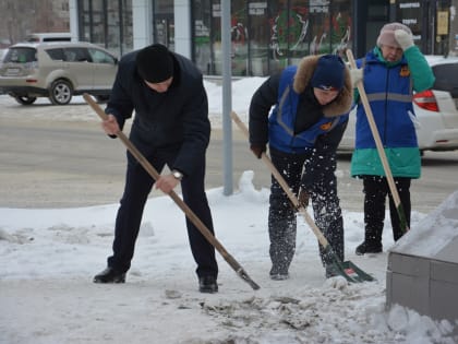 Волонтерские акции с участием студентов и общественников по очистке территории от снега и наледи прошли на территории Ленинского района