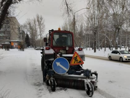 Дорожные службы Барнаула заступили на дневную смену по очистке улиц