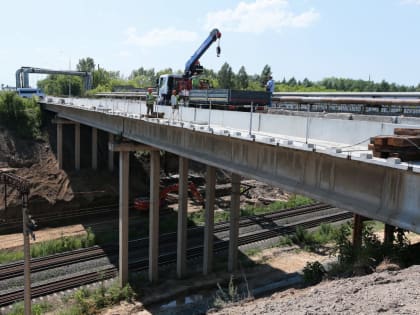 «Эти объекты — наша гордость». Губернатор Томенко проверил, как в Заринске ремонтируют дороги и парк