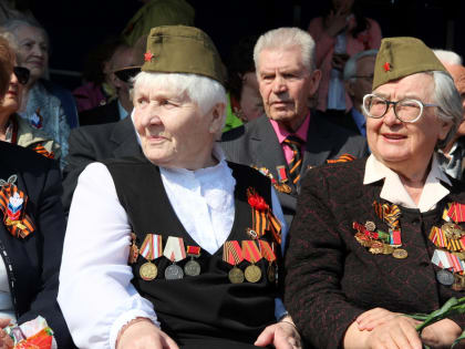 Виктор Томенко и Александр Романенко поздравили жителей края с Международным днем пожилых людей