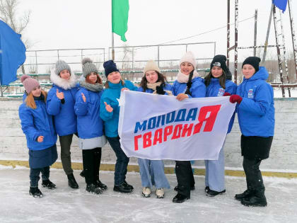 Молодогвардейцы Алтайского края организовала массовую тренировку на льду в рамках проекта «Гвардейская машина»