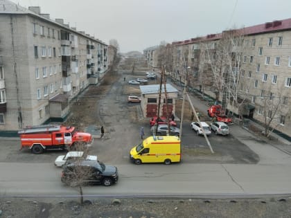 В Камне-на-Оби спасателям пришлось залезть на четвертый этаж для спасения бабушки