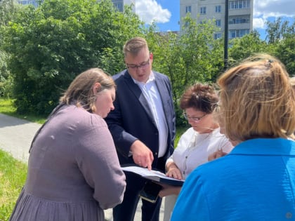 Перенос камня с надписью «Площадь названа в честь Героя Советского Союза адмирала флота Н.Г. Кузнецова» обсудили на совещании