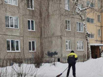 В Ленинском районе ведутся работы по очистке территории  от снега