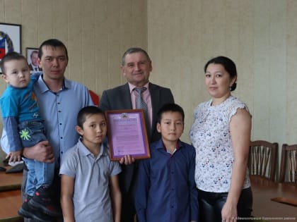 В Бурлинском районе молодая семья получила сертификат на жилье