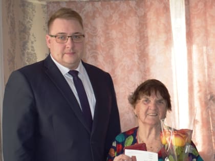 Глава администрации Индустриального района вручил юбилейные медали