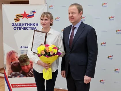 Губернатор Алтайского края вручил жилищные сертификаты участникам СВО из категории детей-сирот