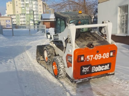 На территории Октябрьского района ведется работа по очистке от снега внутриквартальных проездов