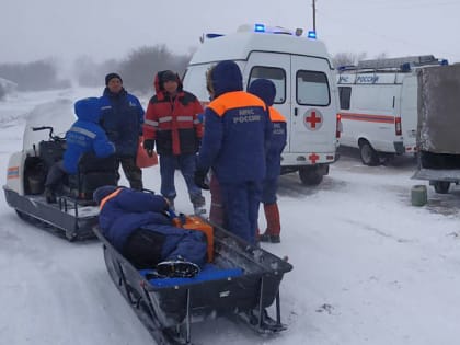 В Алтайском крае в условиях непогоды спасатели объединились в бригады с врачами