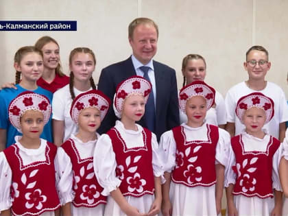 Виктор Томенко оценил многофункциональный культурный центр в Усть-Калманке