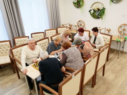 Виктор Томенко навестил пенсионеров в Новоалтайске