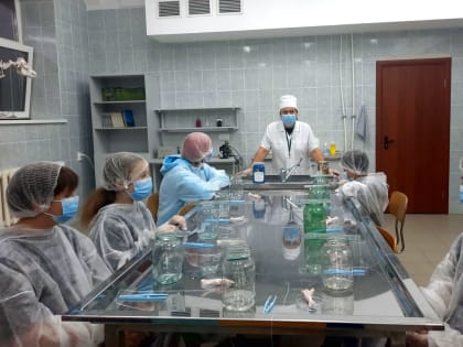 Участников всероссийской акции «Экскурсионный флешмоб» в АГАУ научили взбивать масло и накладывать хирургические швы