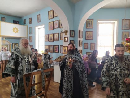 Архипастырь совершил вечернее Богослужение с чтением акафиста Божественным Страстям Христовым