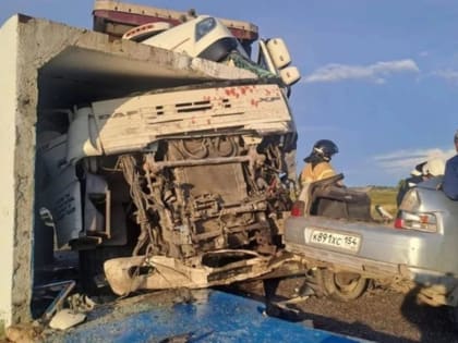 В жестком ДТП с фурой под Новосибирском погибли водитель и пассажир