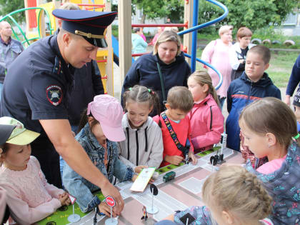 Сотрудники ГИБДД Барнаула провели тематическую акцию «Безопасный двор»