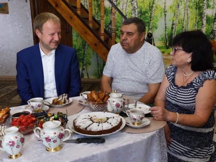 Губернатор Томенко посетил семью, отметившую золотой юбилей свадьбы