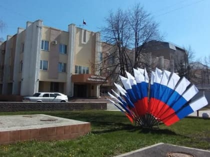 Улицы и проспекты Октябрьского района украшают к майским праздникам