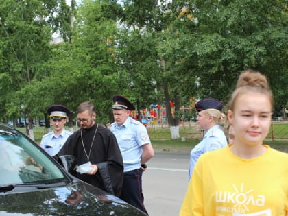 В Заринске Госавтоинспекция совместно со священнослужителями провела акцию «Берегите жизнь!»