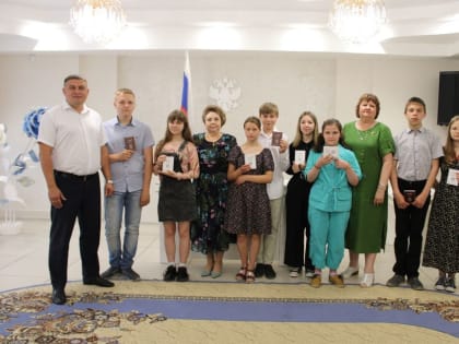 В преддверии Дня России в заринском отделе ЗАГС 8 юных жителей получили основной документ гражданина Российской Федерации