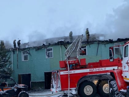 В селе Ая силами пожарных расчётов двух регионов был потушен пожар в двухэтажном гостевом доме