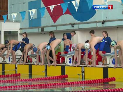 Алтайские пловцы закрыли соревновательный сезон на «короткой воде» праздничными стартами