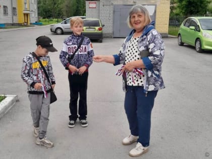 Раздача ленточек-триколор и флажков, аквагрим: как общественники Октябрьского района отметили День России