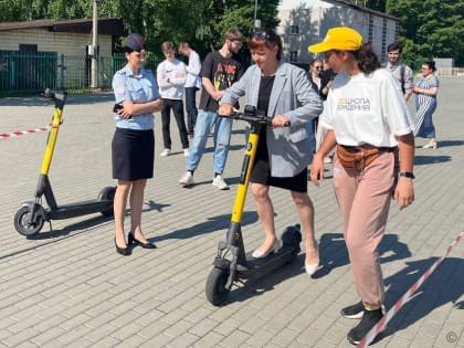 Госавтоинспекторы рассказали и продемонстрировали как правильно и безопасно передвигаться на электросамокатах
