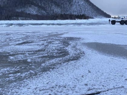 Подо льдом Байкала нашли тело пропавшего на снегоходе мужчины