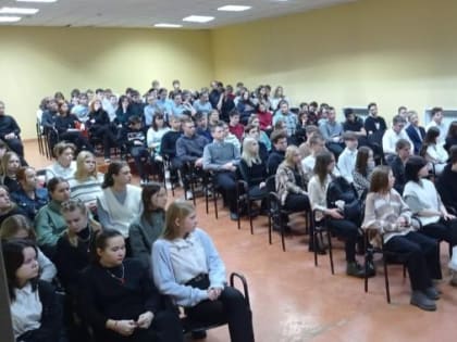 В рамках месячника молодого избирателя депутаты  продолжают проводить встречи со школьниками и студентами