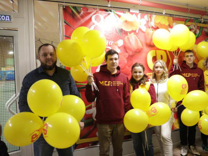 Воздушная затея. Молодые социалисты маленьких спортсменок и их мам с Международным женским днем